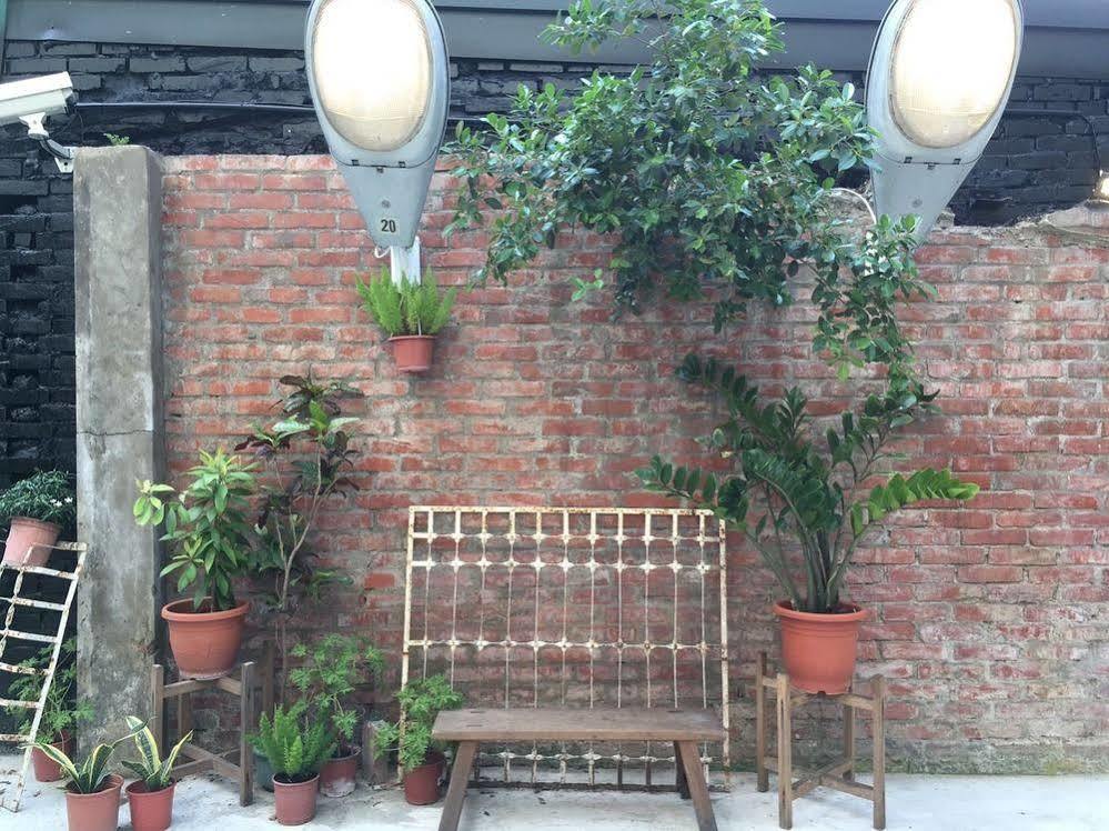 被愛咖啡小旅館 Birdeye Garden Тайнань Экстерьер фото